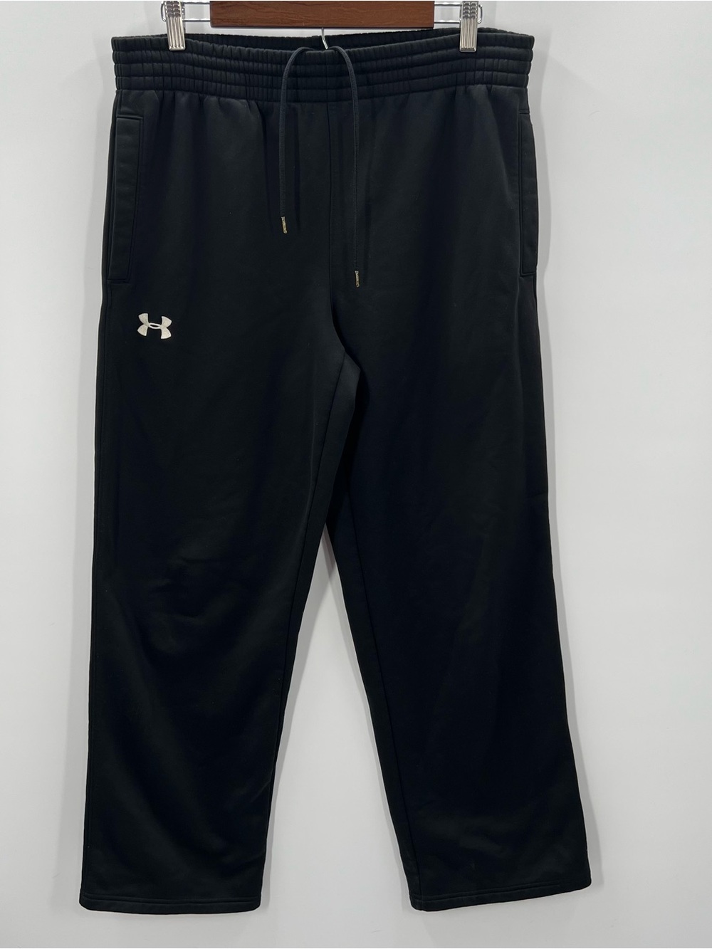 J096 Under Armour Medium Black Men's Athletic Joggers with Logo